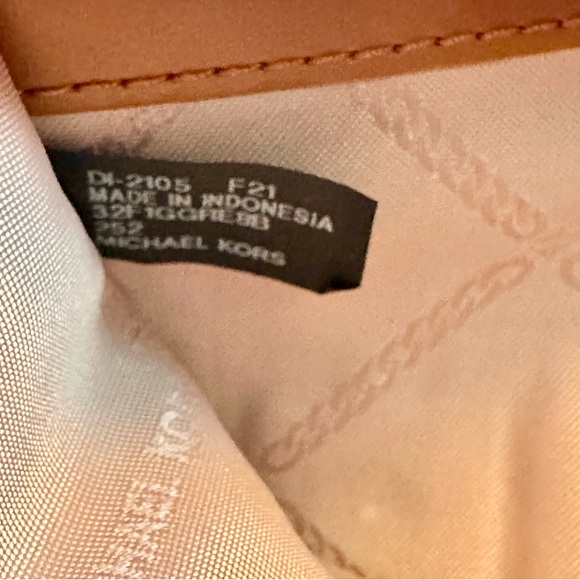 Michael Kors Signature Brown Acorn Greenwich Medium Tab Zip Around Wallet - Picture 11 of 13